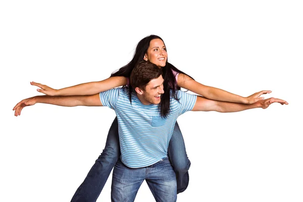 Jovem dando namorada um passeio de piggyback — Fotografia de Stock