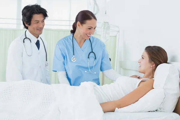 Enfermeira e médico verificando paciente — Fotografia de Stock