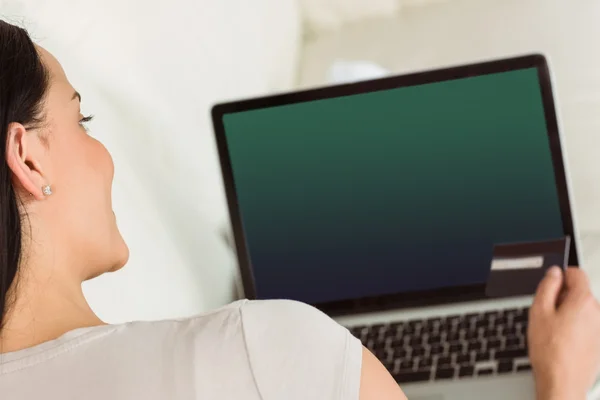 Vrouw met behulp van haar laptop op Bank — Stockfoto