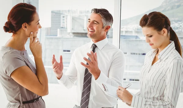 Empresario discutiendo trabajo con compañeros de trabajo — Foto de Stock