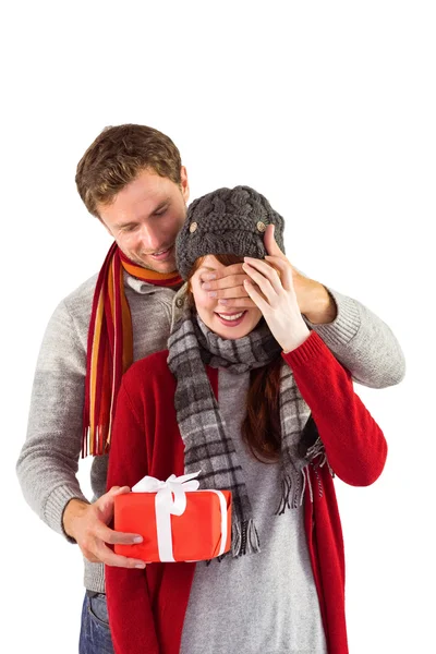 Pareja sosteniendo un corazón rojo — Foto de Stock