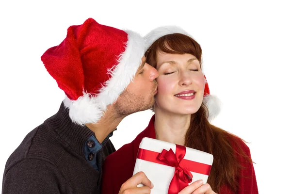 Coppia che tiene un regalo di Natale — Foto Stock