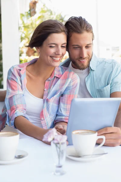 Szczęśliwa para na datę przy użyciu komputera typu tablet — Zdjęcie stockowe