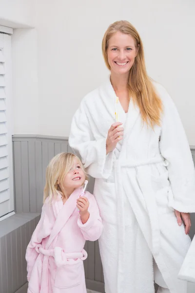 Madre e hija cepillándose los dientes — Foto de Stock