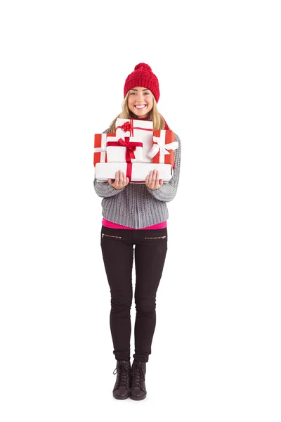 Festliche Blondine hält Berge von Geschenken in der Hand — Stockfoto