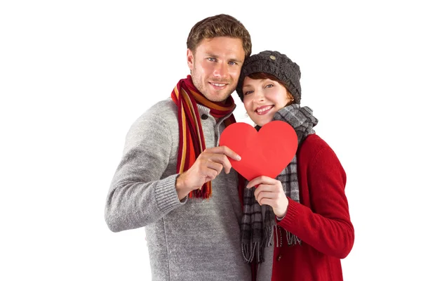 Casal segurando um coração vermelho — Fotografia de Stock