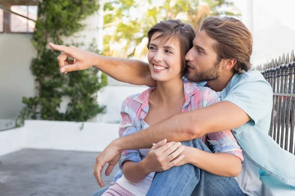 Feliz casal sentado e abraço — Fotografia de Stock