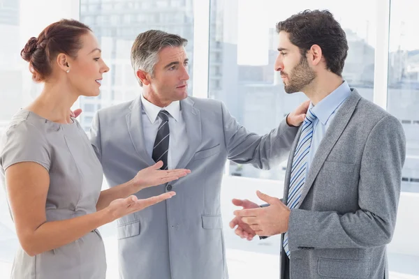 Businesswoman arguing with co-worker — Stock Photo, Image