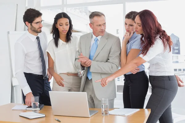 Business team using a laptop — Stock Photo, Image