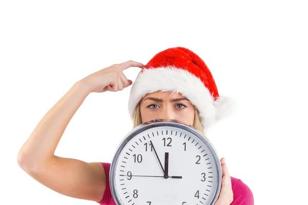 Blonde festive montrant une horloge — Photo