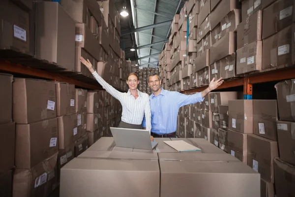 Warehouse team som arbetar tillsammans på laptop — Stockfoto