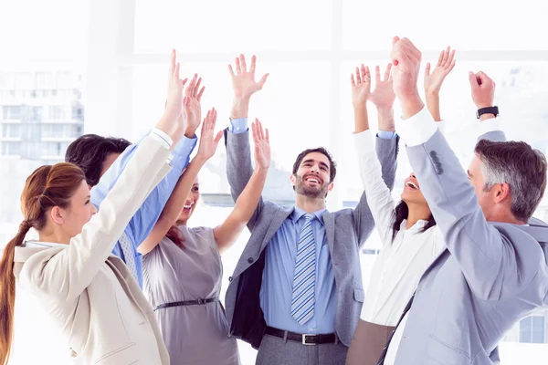 Equipo empresarial levantando la mano — Foto de Stock