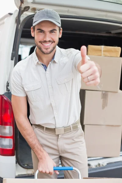 Motorista de entrega carregando sua van com caixas — Fotografia de Stock