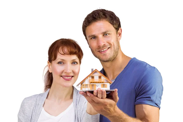 Casal segurando uma casa modelo — Fotografia de Stock