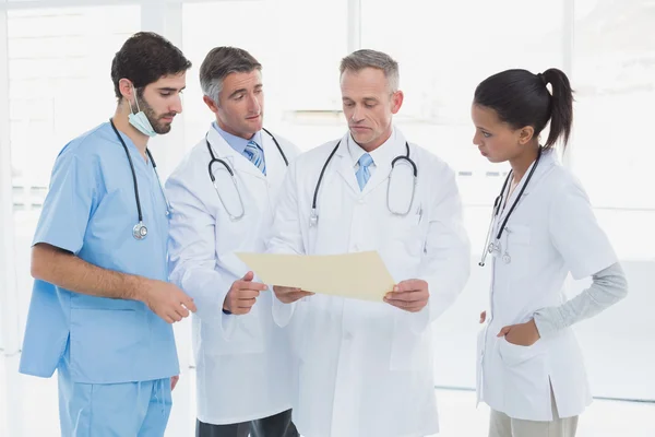 Team medico che discute alcuni risultati — Foto Stock