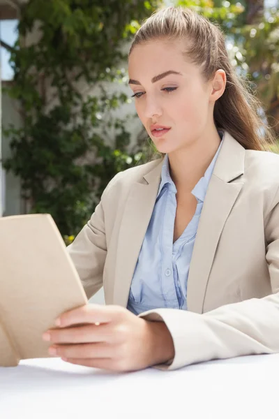 Bella donna d'affari che legge un libro — Foto Stock