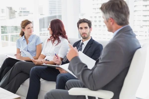 Verksamhet team diskuterar arbetet anteckningar — Stockfoto