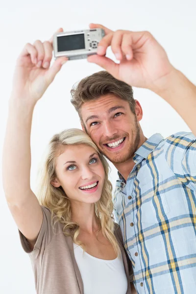 매력적인 젊은 부부는 selfie를 함께 복용 — 스톡 사진