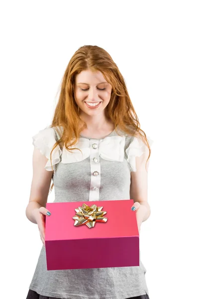Femme offrant une boîte cadeau — Photo