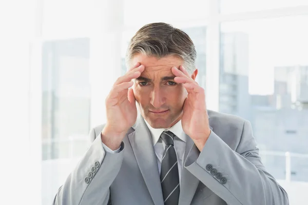 Geschäftsmann leidet unter Kopfschmerzen — Stockfoto