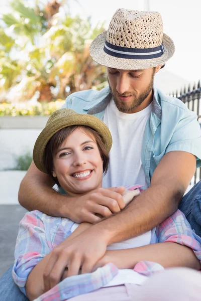 Pareja feliz sentada y abrazada —  Fotos de Stock