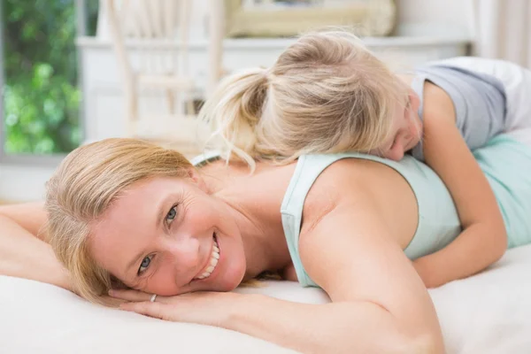 Meisje en moeder op bed — Stockfoto