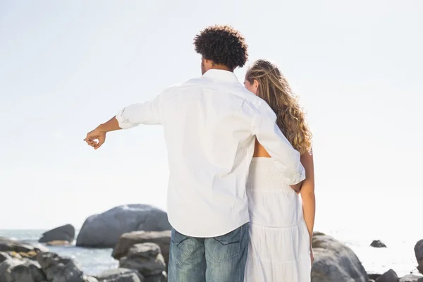 Lindo casal olhando para o mar — Fotografia de Stock