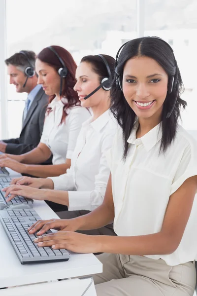 O empregado está a escrever nos computadores. — Fotografia de Stock