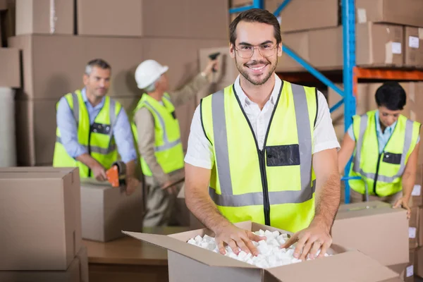 Lagerarbeiter bereiten die Lieferung in — Stockfoto