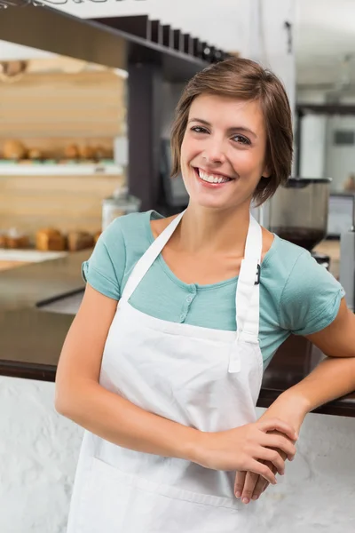 Jolie barista souriant à la caméra — Photo