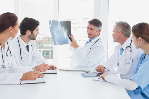 Arzt hält Röntgenbild hoch — Stockfoto
