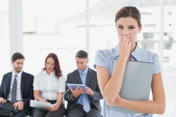 Besorgte Geschäftsfrau blickt in Kamera — Stockfoto