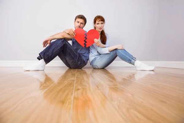 Pareja sosteniendo un corazón roto —  Fotos de Stock