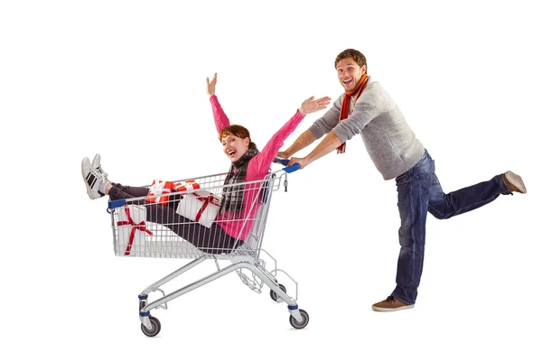 Uomo spingendo donna nel carrello — Foto Stock