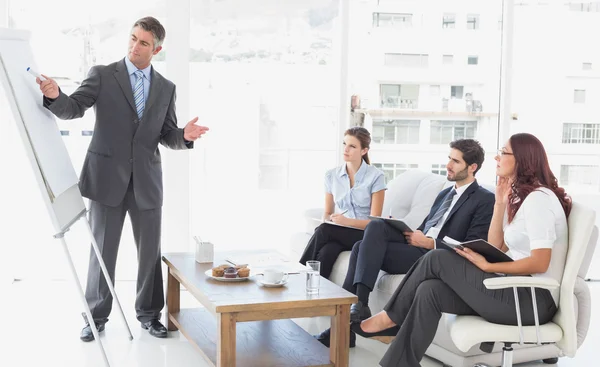 Empresário dando uma apresentação — Fotografia de Stock