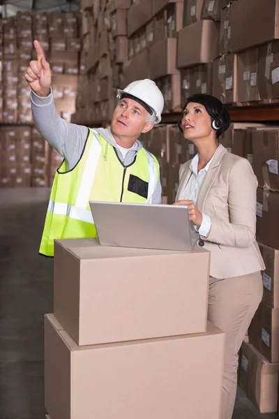 Warehouse worker and manager using laptop — Stock Photo, Image