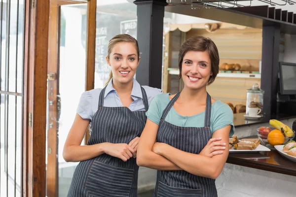 Mooie serveersters glimlachen op camera — Stockfoto