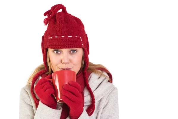 Glückliche Blondine in Winterkleidung mit Becher — Stockfoto