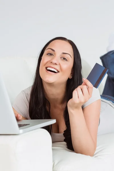 Frau bestellt Einkäufe im Internet — Stockfoto