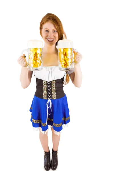 Oktoberfest flicka håller kannor öl — Stockfoto