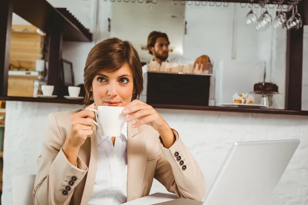 Bastante mujer de negocios trabajando en su descanso — Foto de Stock