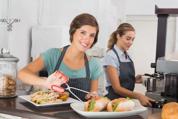 Hübsche Kellnerinnen mit einem Lächeln — Stockfoto