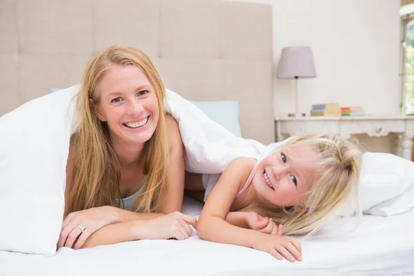 女の子とベッドの上の母 — ストック写真