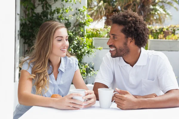 Joyeux couple prenant un café ensemble — Photo