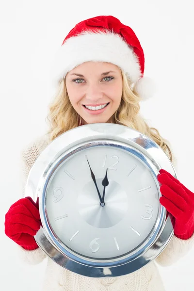 Porträt der attraktiven Weihnachtsfrau mit Uhr — Stockfoto