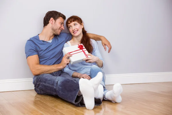 Casal sentado no chão juntos — Fotografia de Stock