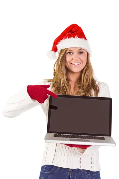 Feestelijke blonde wijzend op laptop — Stockfoto