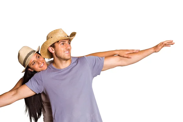 Uomo dando la sua bella ragazza un maialino indietro — Foto Stock