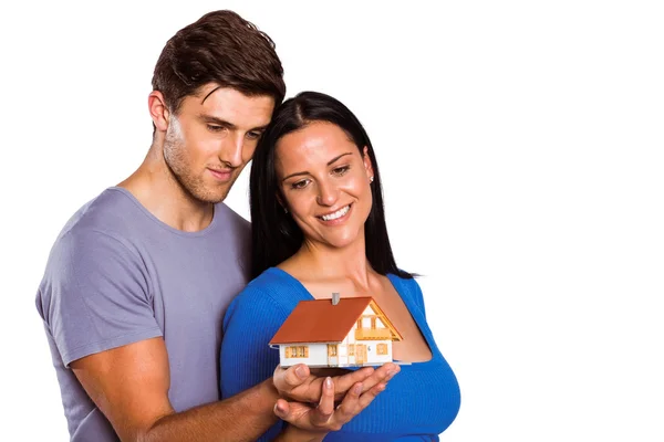 Młoda para trzymając modelu dom — Zdjęcie stockowe