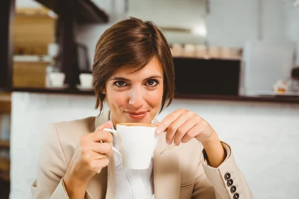 Ona kahve keyfi güzel iş kadını — Stok fotoğraf